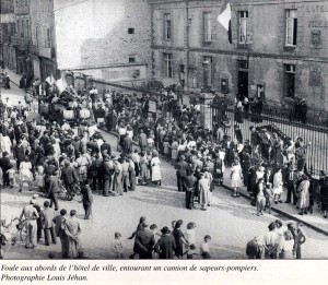 015-1944 Dinan Libération 2 place Duclos devant la mairie