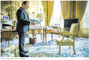 Hollande dans son bureau à l'Elysée