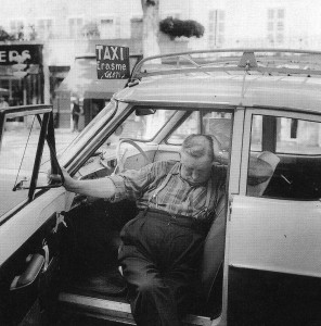 Erasme, le chauffeur de taxi attend le client à l'heure de la sieste